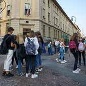 ragazzi davanti a scuola