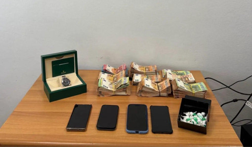 Maxi sequestro in Barriera: cocaina, Rolex e oltre 60mila euro in contanti in casa della coppia