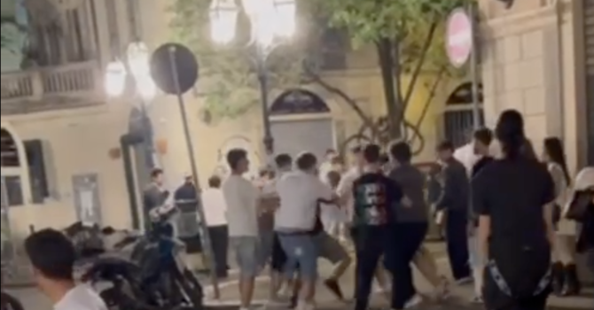 Tensioni in Largo Saluzzo: baby gang assalta un pub e scatena una rissa in strada Tensioni in Largo Saluzzo: baby gang assalta un pub e scatena una rissa in strada
