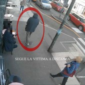 Le immagini precedenti alla rapina compiuta ai danni dell'anziana Le immagini precedenti alla rapina compiuta ai danni dell'anziana