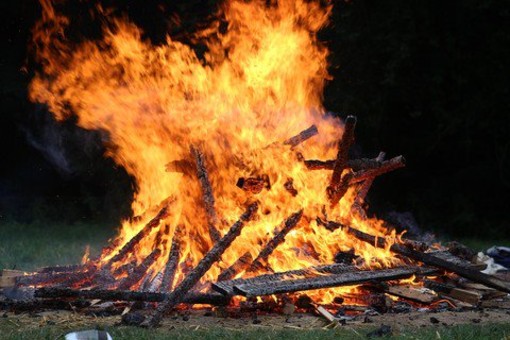 Rifiuti abbandonati dopo la grigliata, sfogo del sindaco di Mattie: "Non accendete fuochi, rischio incendio" Rifiuti abbandonati dopo la grigliata, sfogo del sindaco di Mattie: "Non accendete fuochi, rischio incendio"