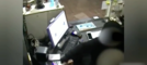 Col volto coperto e un coltello porta via 4.000 euro a un distributore di carburanti: arrestati rapinatore e palo [VIDEO]