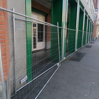 Residenti e commercianti esasperati mettono recinzione antidegrado e clochard sotto il portico di corso Emilia