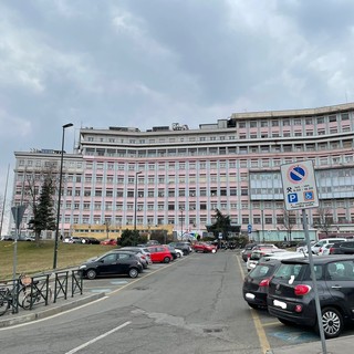 Miracolo a Torino, bimba cade dal quinto piano: un passante eroe la prende al volo e la salva