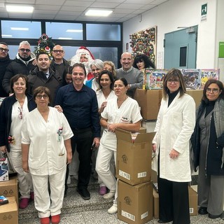 Duecento sorrisi per i piccoli pazienti del Regina Margherita: arrivano i regali di Natale Duecento sorrisi per i piccoli pazienti del Regina Margherita: arrivano i regali di Natale