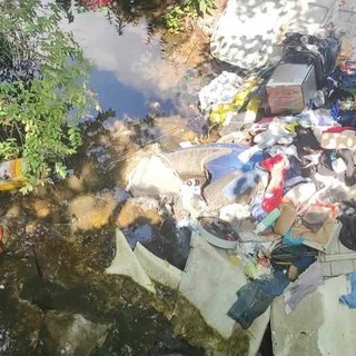 Ancora rifiuti e scarichi abusivi in via Rossetti