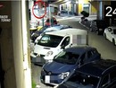 Un momento della fuga dei due rapinatori Un momento della fuga dei due rapinatori