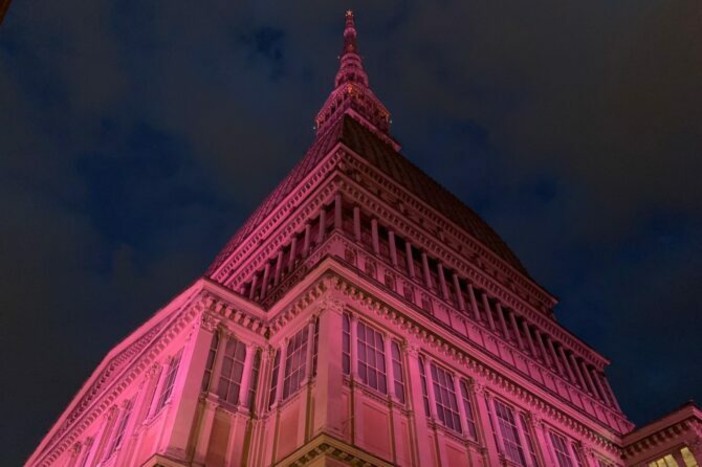 GiovedìScienza, al via la 40^ edizione: e la Mole si tinge di rosso