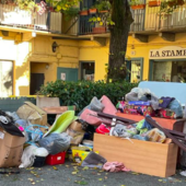Mobili, coperte e materassi: una montagna di rifiuti in &quot;bella vista&quot; in piazza Freguglia