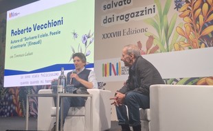 Vecchioni conquista il Salone: "La poesia resta un'arte sublime" Vecchioni conquista il Salone: "La poesia resta un'arte sublime"