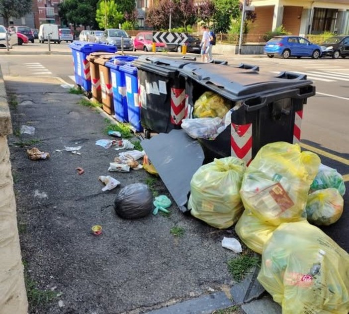 Gli incivili trasformano via Ponchielli in una pattumiera a cielo aperto a Moncalieri