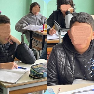 Ragazzi in classe con giubbotti pesanti