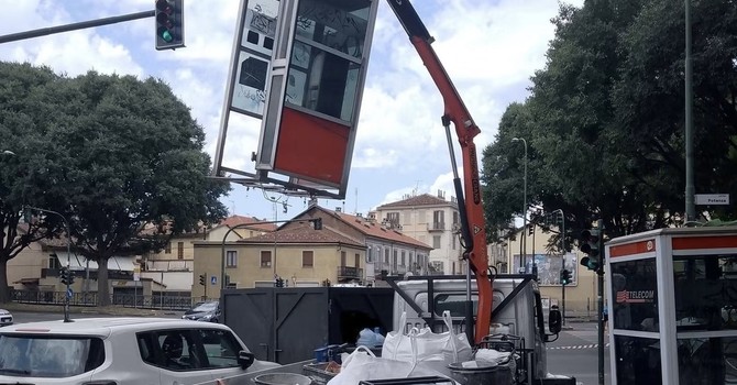 Corso Potenza, un braccio meccanico rimuove le vecchie cabine del telefono Corso Potenza, un braccio meccanico rimuove le vecchie cabine del telefono