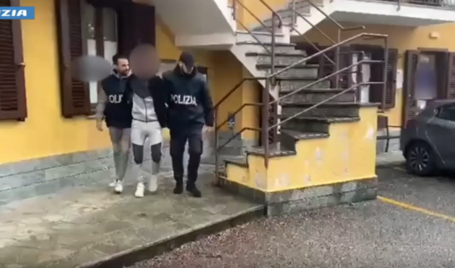 Con coltelli e spray rapinavano le persone: in manette la banda che terrorizzava il centro di Torino