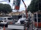 Corso Potenza, un braccio meccanico rimuove le vecchie cabine del telefono