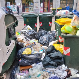 Rifiuti abbandonati tra i bidoni della raccolta differenziata