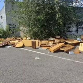 A Moncalieri via Moncenisio trasformata in una discarica a cielo aperto A Moncalieri via Moncenisio trasformata in una discarica a cielo aperto