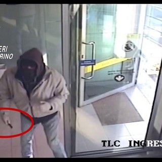 I malviventi si sono fatti consegnare un bottino di oltre 1.700