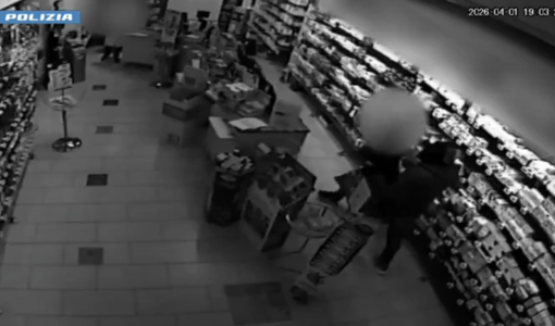 Paura nel centro: con un coltello rapina una farmacia, poi ci riprova. Fermato dalla Polizia