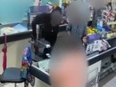Rapinatore minaccia la cassiera con un paio di forbici: arrestato nel parcheggio del supermercato Rapinatore minaccia la cassiera con un paio di forbici: arrestato nel parcheggio del supermercato