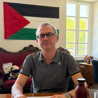 Bandiera della Palestina nell'ufficio dell'assessore, ma c'è chi lo attacca: &quot;Mai fregato niente di altre guerre&quot;