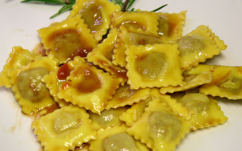 Gli agnolotti, uno dei piatti tipici sulla tavola del Natale