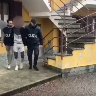 Con coltelli e spray rapinavano le persone: in manette la banda che terrorizzava il centro di Torino