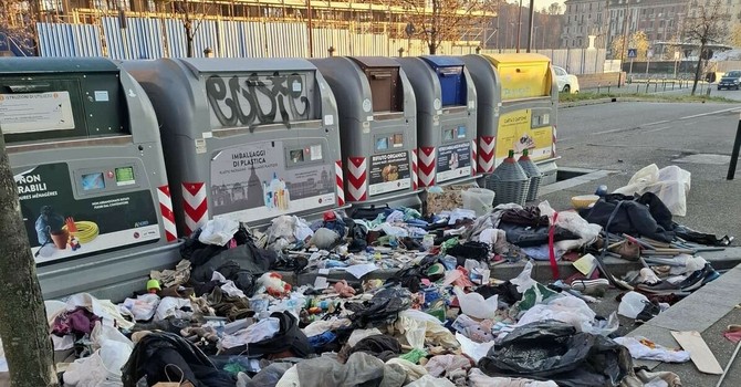 La denuncia del consigliere Morando: “Marciapiedi trasformati in discariche”
