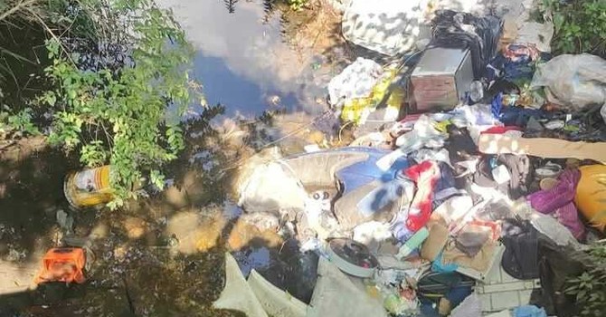 Ancora rifiuti e scarichi abusivi in via Rossetti