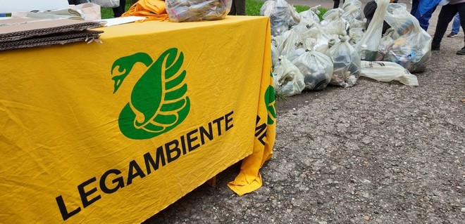 Immagine di archivio di rifiuti recuperati da Legambiente