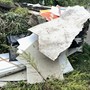 Parco Arrivore trasformato in discarica: cartongesso, rifiuti e un container rovesciato