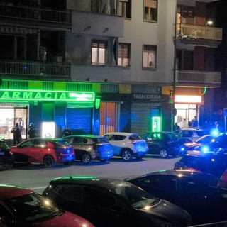 Paura in via Sanremo, rissa a colpi di bastone fuori da un minimarket