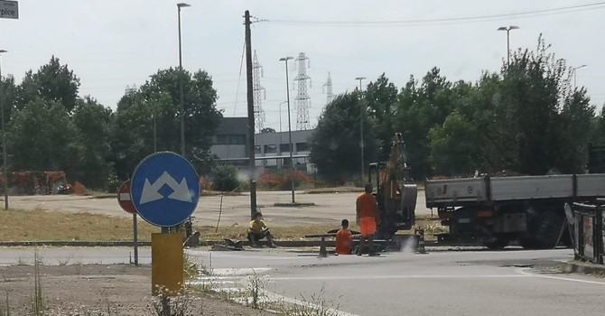 Ordinanza caldo, il problema per i sindacati è che nessuno controlla: “Non si può scegliere tra morire di caldo o di fame” Ordinanza caldo, il problema per i sindacati è che nessuno controlla: “Non si può scegliere tra morire di caldo o di fame”