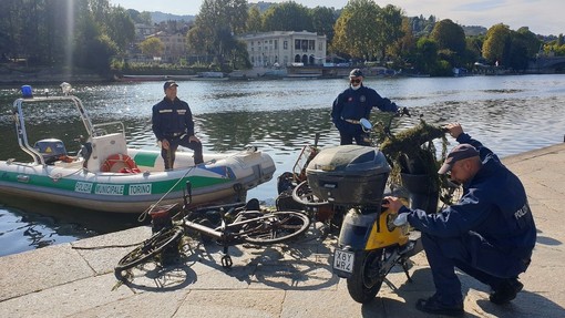Altre cinque bicilette e uno scooter recuperate nelle acque del Po