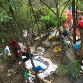 Rifiuti e coperte, al Trincerone torna la &quot;casa&quot; dei senzatetto