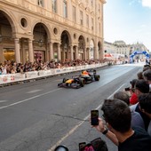 formula uno red bull in centro a Torino