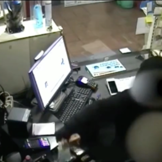 Col volto coperto e un coltello porta via 4.000 euro a un distributore di carburanti: arrestati rapinatore e palo [VIDEO]