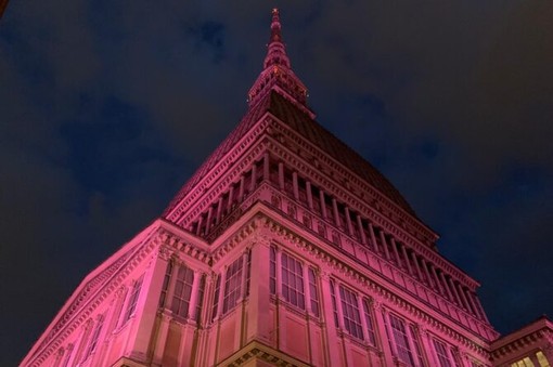 La Mole si illumina di rosso per festeggiare i 70 anni del Teatro Stabile di Torino