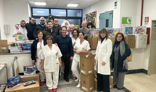 Duecento sorrisi per i piccoli pazienti del Regina Margherita: arrivano i regali di Natale