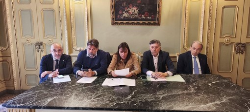 Dibattito tra maggioranza e opposizione sulla sanatoria dei debiti Dibattito tra maggioranza e opposizione sulla sanatoria dei debiti