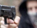 Ivrea, un uomo spara in strada dopo un diverbio: la vittima ferita al petto