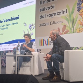 Vecchioni conquista il Salone: "La poesia resta un'arte sublime"