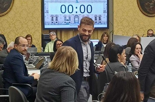 Ravello (FdI) risponde alle accuse di questo giorni, consegnando un mazzo di carte a Pentenero (Pd) Ravello (FdI) risponde alle accuse di questo giorni, consegnando un mazzo di carte a Pentenero (Pd)