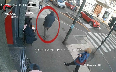 Le immagini precedenti alla rapina compiuta ai danni dell'anziana