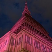 La Mole si illumina di rosso per festeggiare i 70 anni del Teatro Stabile di Torino