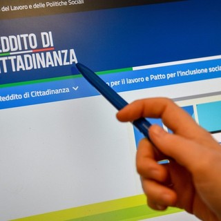 Caos reddito di cittadinanza, a Torino diecimila persone rischiano di perderlo: “Pericolo aggressione per i servizi sociali”