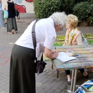 Via alla raccolta firme davanti alla scuola: "Serve un dosso per rallentare le auto" Via alla raccolta firme davanti alla scuola: "Serve un dosso per rallentare le auto"