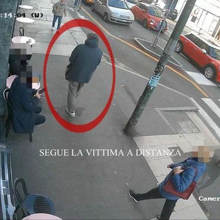 Le immagini precedenti alla rapina compiuta ai danni dell'anziana