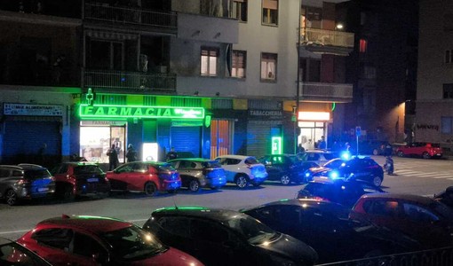 Paura in via Sanremo, rissa a colpi di bastone fuori da un minimarket [VIDEO]