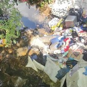 Ancora rifiuti e scarichi abusivi in via Rossetti